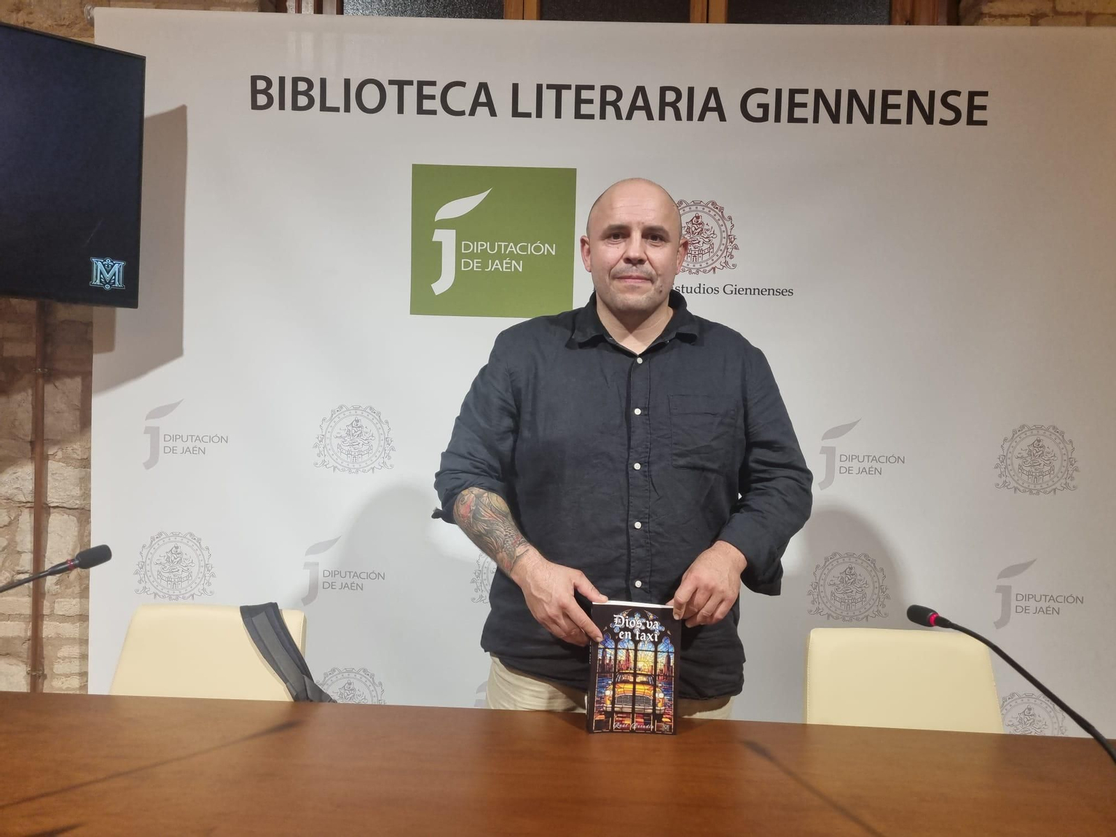 Raúl Buendía, en su presentación de 'Dios va en taxi' en la Biblioteca Literaria Giennense.