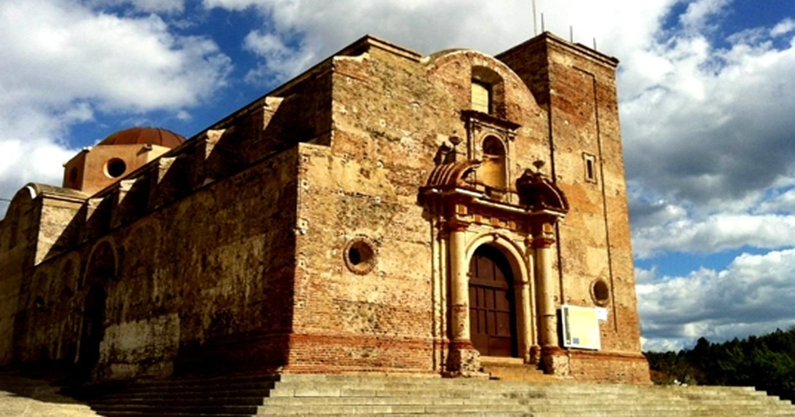 Iglesia inacabada de Castaño del Robledo.