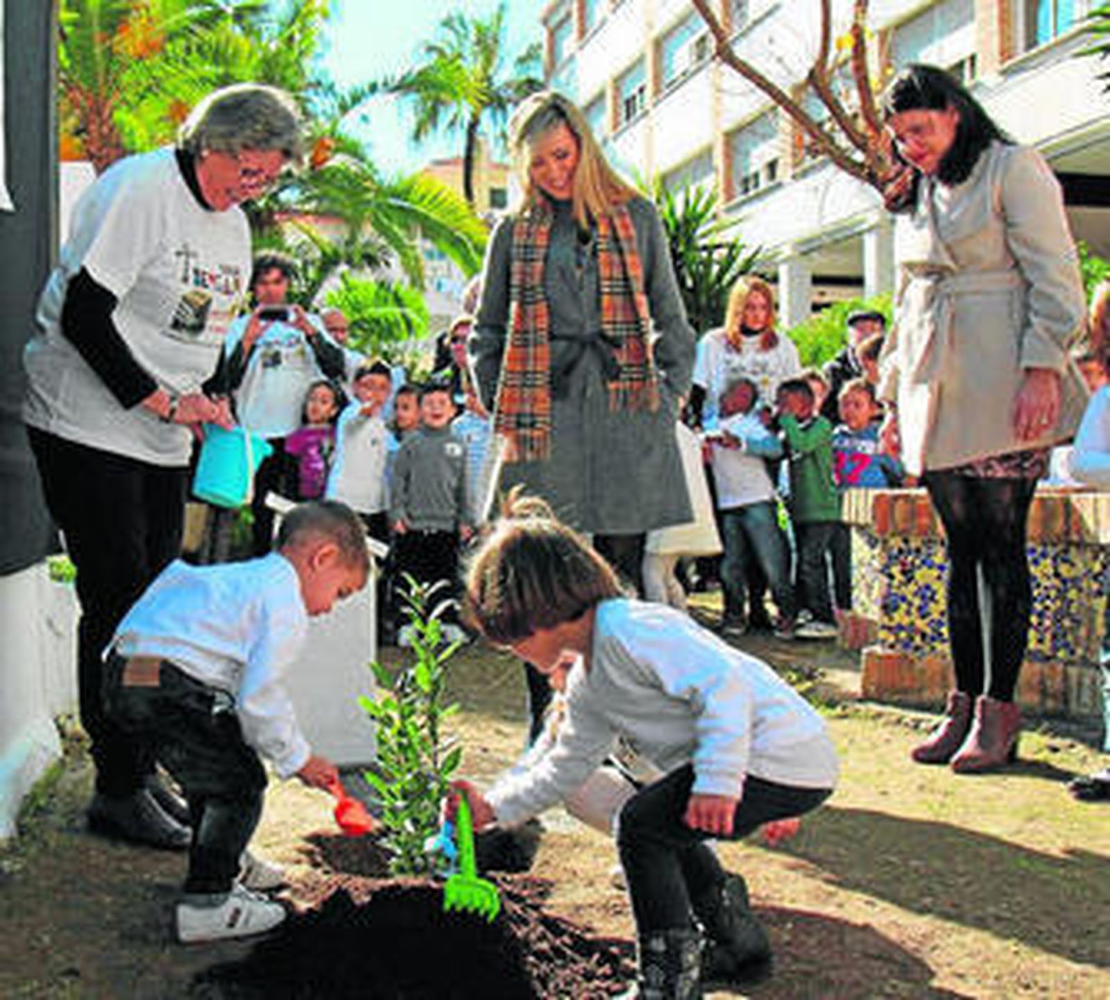 La directora Pepi Lopera, la delegada Patricia Alba y la concejala Eva Sánchez, ayer, en la plantación del laurel.
