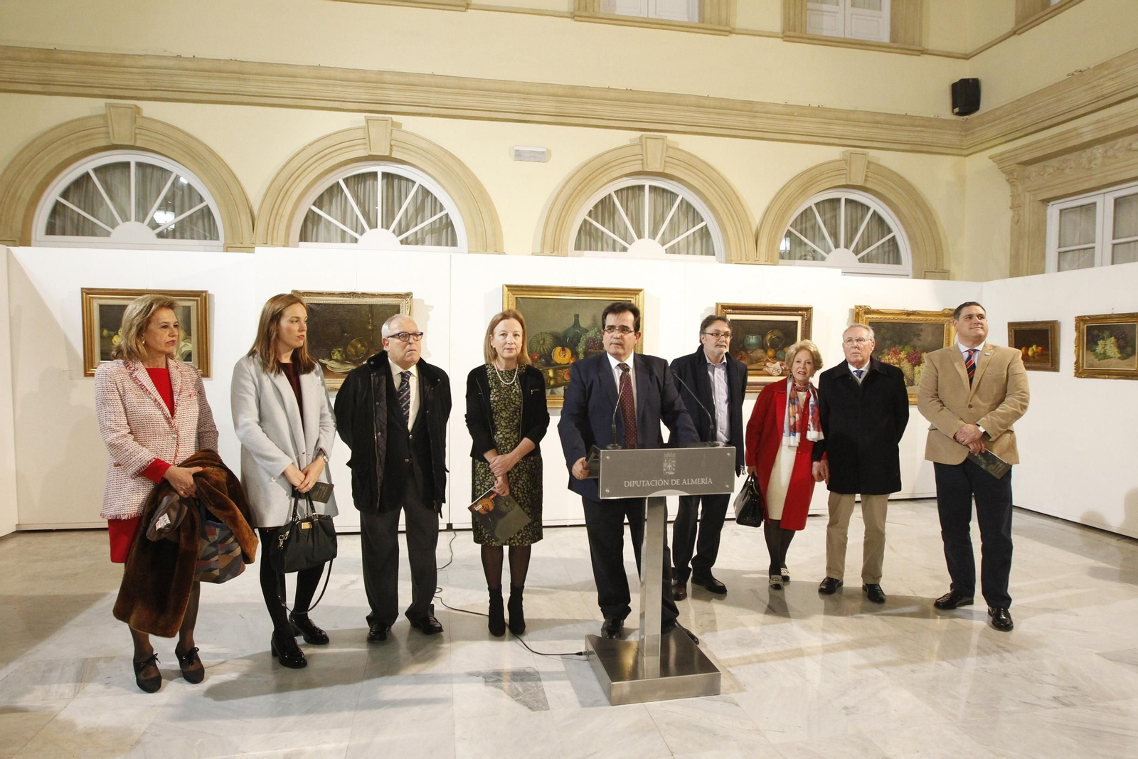 Antonio Jesús Rodríguez con los hijos de Gómez Abad, los comisarios de la muestra y Francisco Alonso.