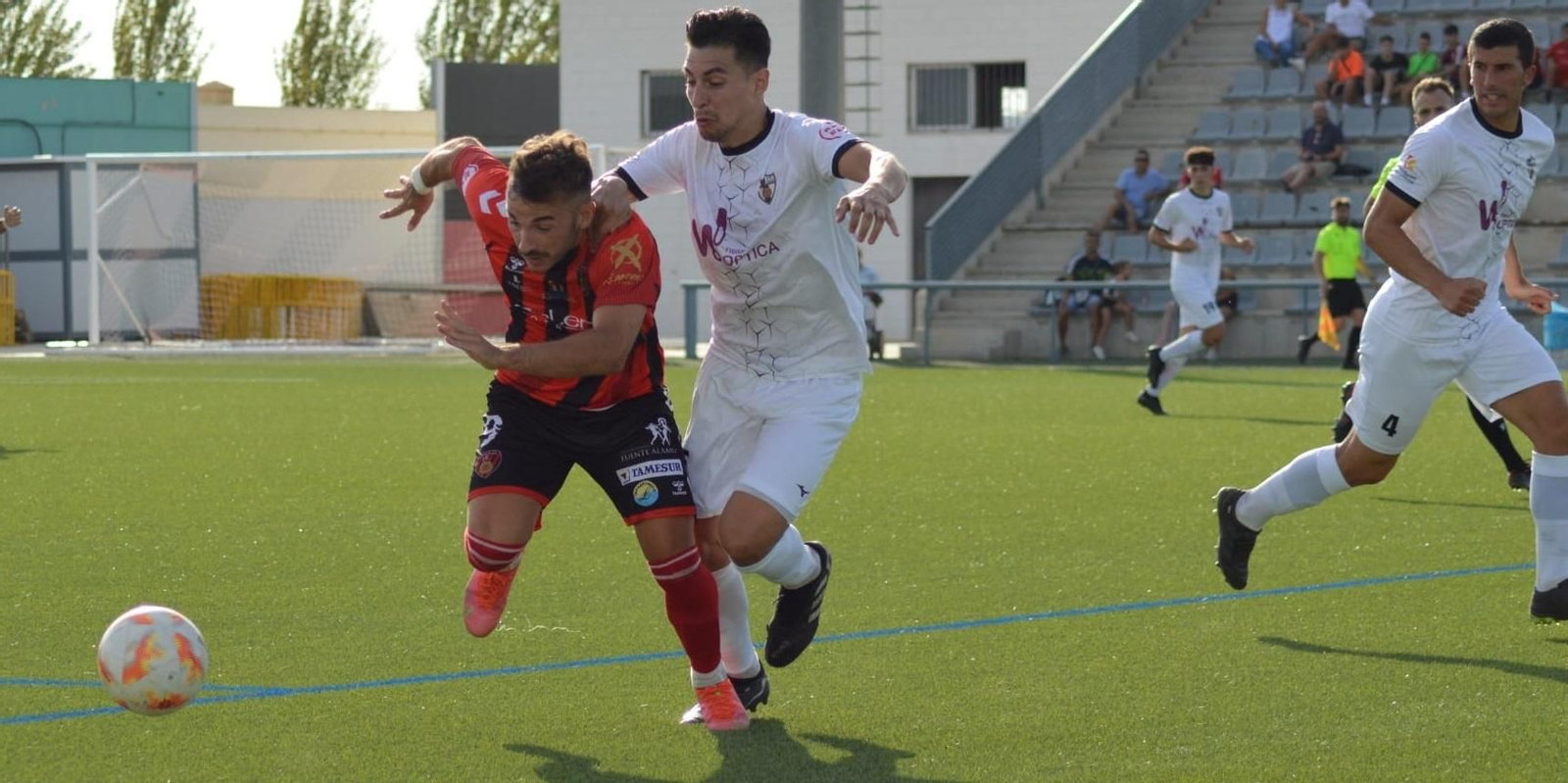 Giráldez es presionado por Guichard, ante la mirada de Ángel García.