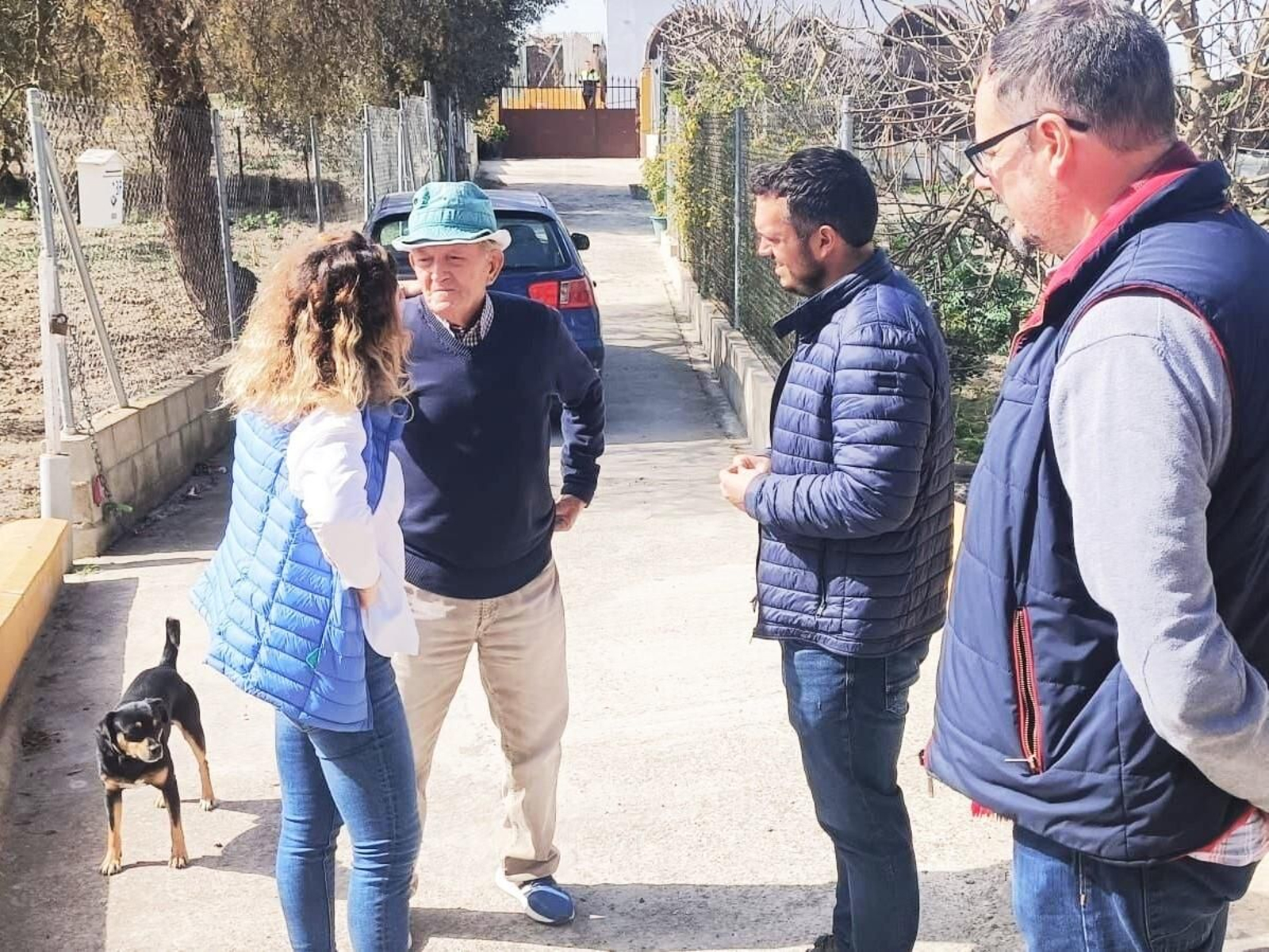 Jesús Alba y María García con vecinos de Las Tablas. Jesús Alba y María García con vecinos de Las Tablas.