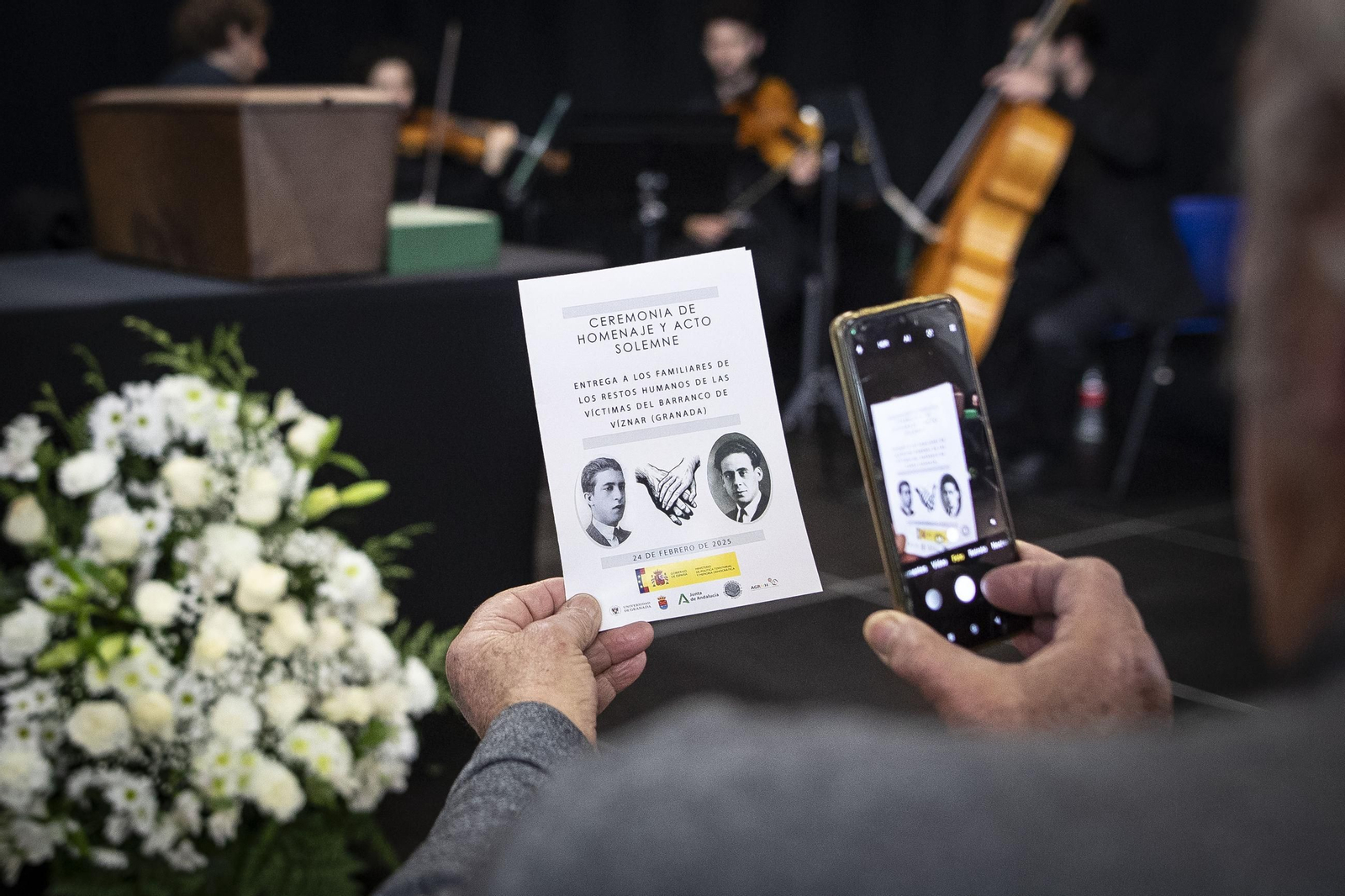 Las mejores imágenes de la entrega de los restos de víctimas del franquismo a sus familiares en Víznar