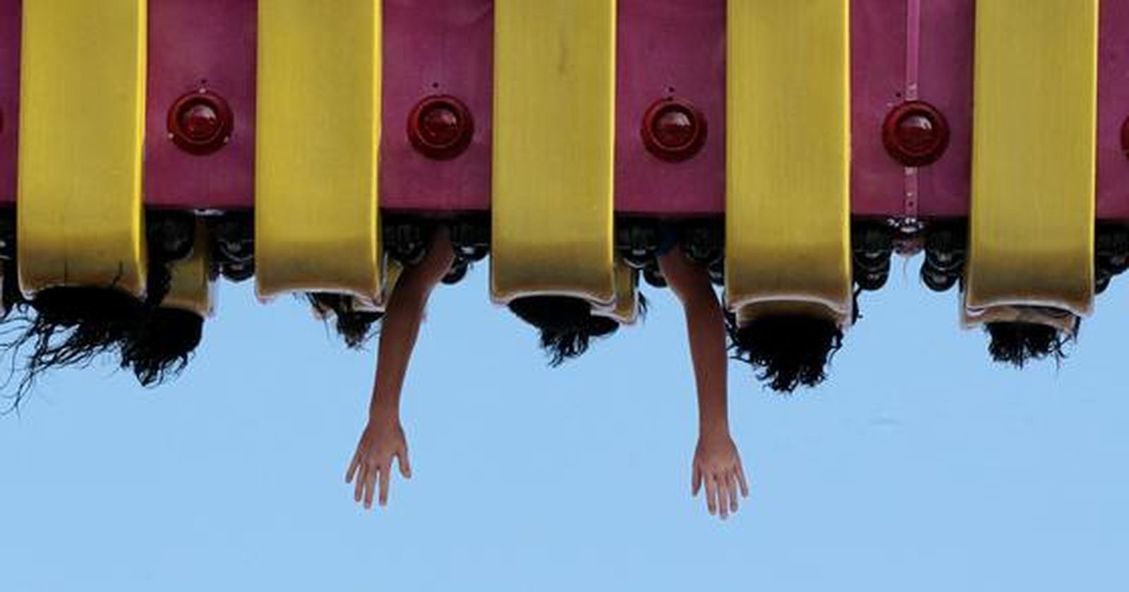Algunos ciudadanos acabaron ayer la Feria bocabajo.

Foto: Miguel Ángel González