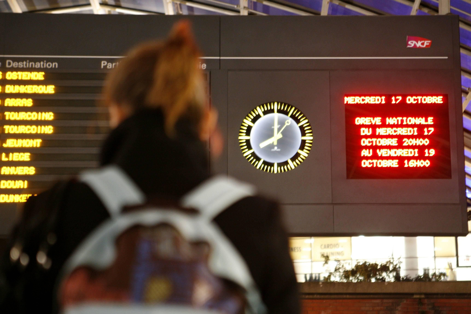 Una pasajera mira un panel informativo en una estación de ferrocarril francesa, en una imagen de archivo.