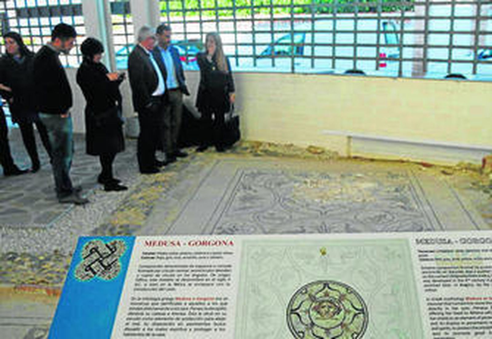 Las autoridades marbellíes visitan en el mosaico para conocer el estado en el que quedó tras el expolio.