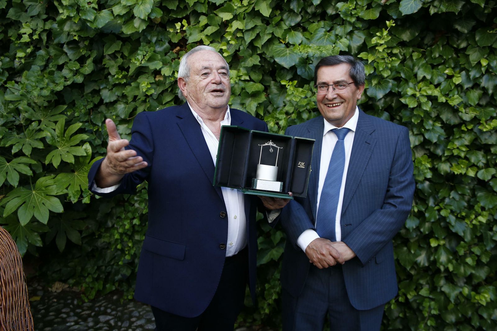 Ramos Espejo recibe el Pozo de Plata de manos del presidente de la Diputación.