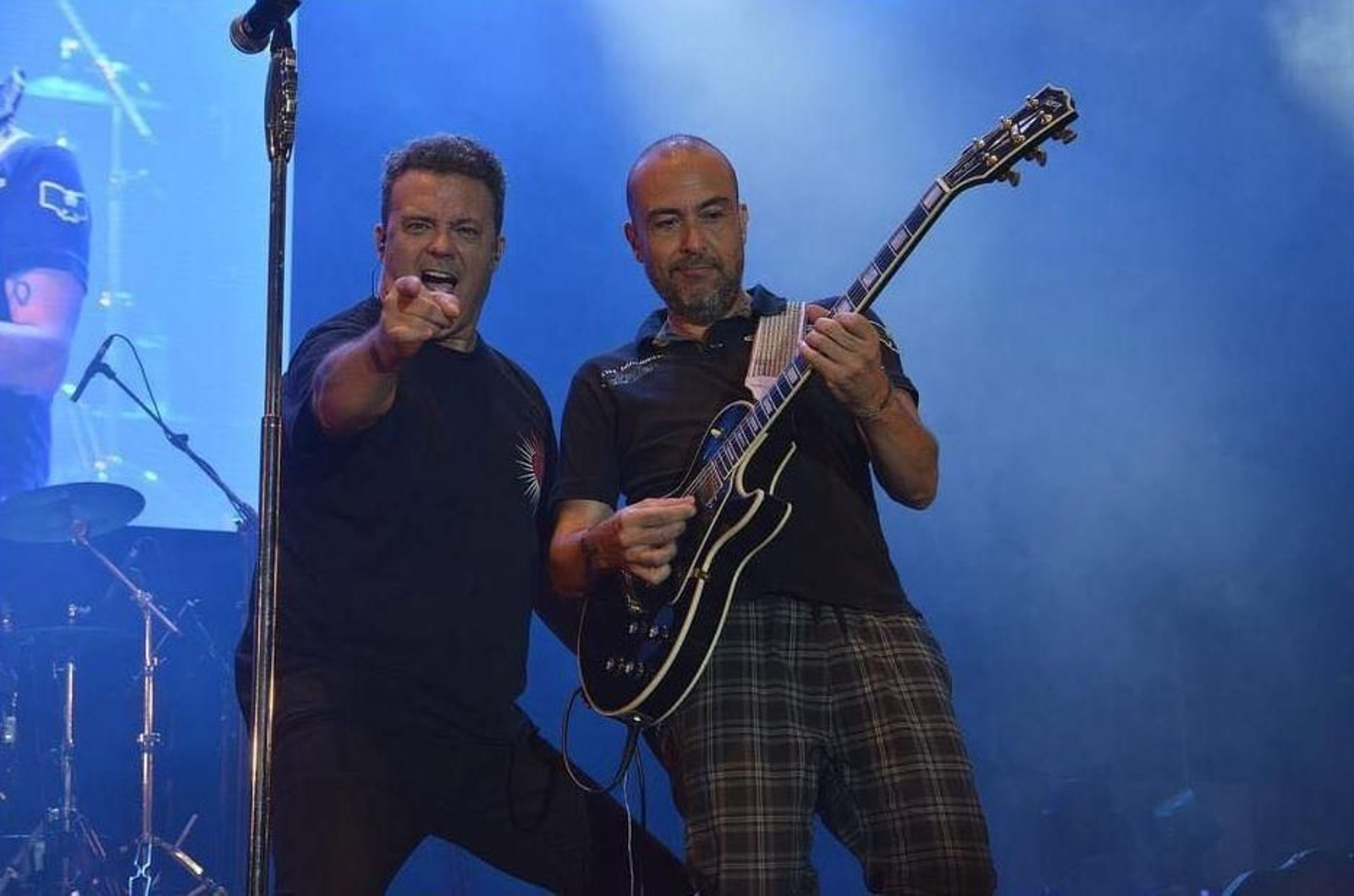 José Manuel Casañ, vocalista de Seguridad Social, con su guitarrista