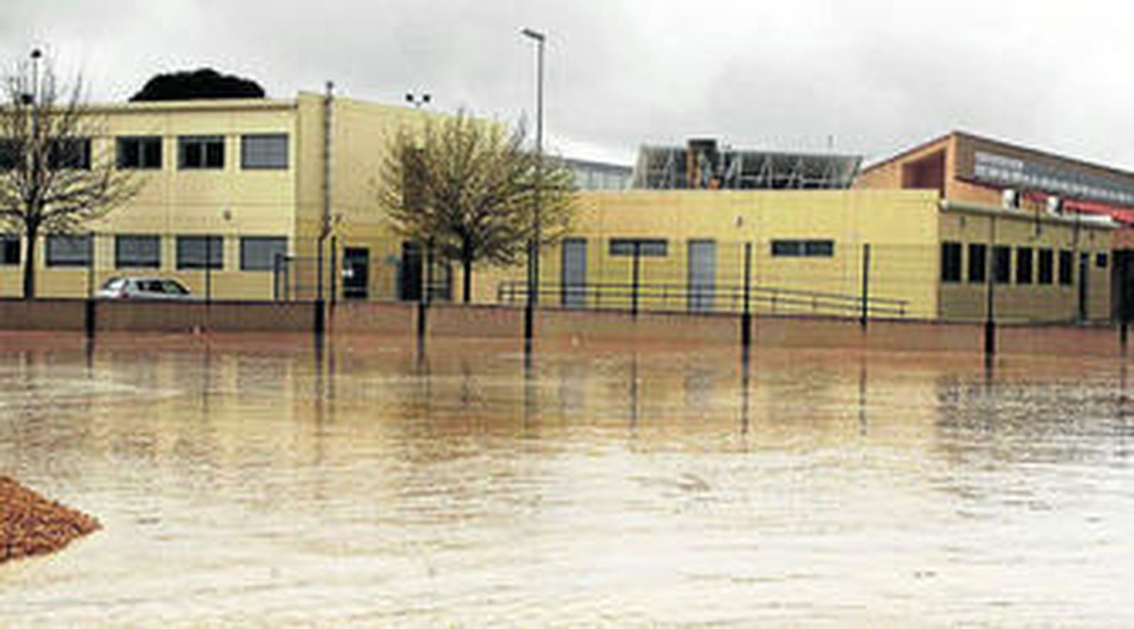 Los accesos al colegio de El Santiscal, totalmente inundados hace un mes por las lluvias.