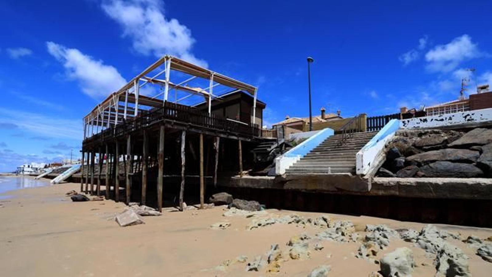 El paseo marítimo de Matalascañas, tras un temporal.