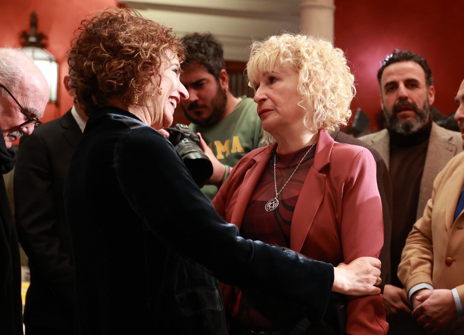 La vicepresidenta primera del Gobierno y ministra de Hacienda, María Jesús Montero, saluda a la presidenta de Amama, Ángela Claverol, la semana pasada en Sevilla.