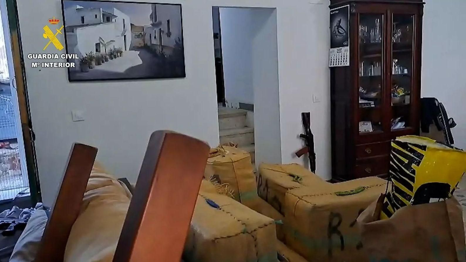 Interior de la 'guardería' de narcotraficantes registrada por la Guardia Civil en Sanlúcar.