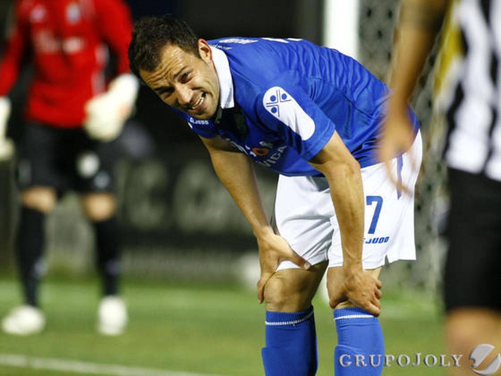 Tato realiza un gesto de dolor en el partido de ayer después de sufrir una dura entrada en el área del Cartagena.

Foto: lof
