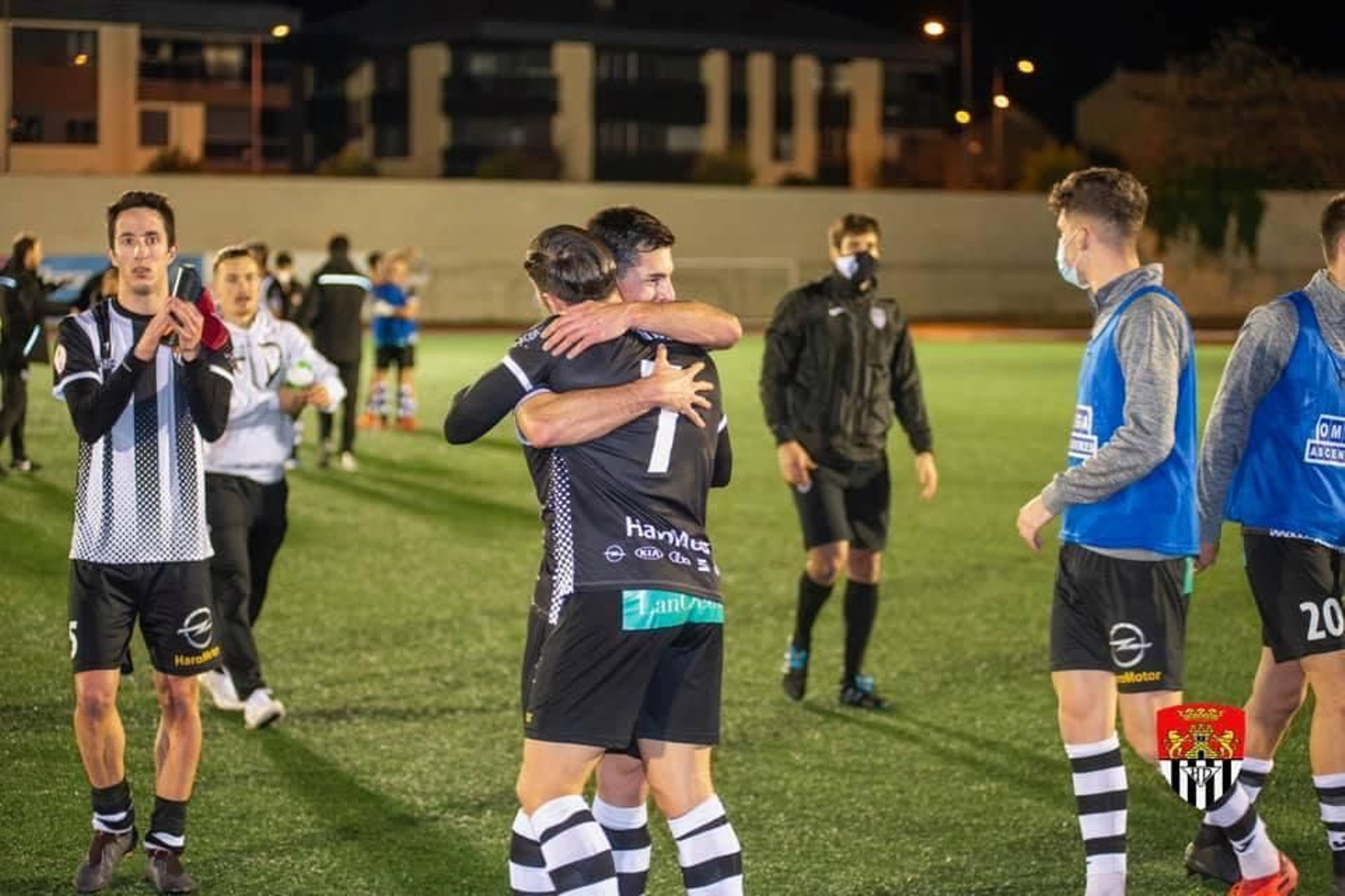 Los jugadores del Haro celebran su primer triunfo de la temporada, este sábado