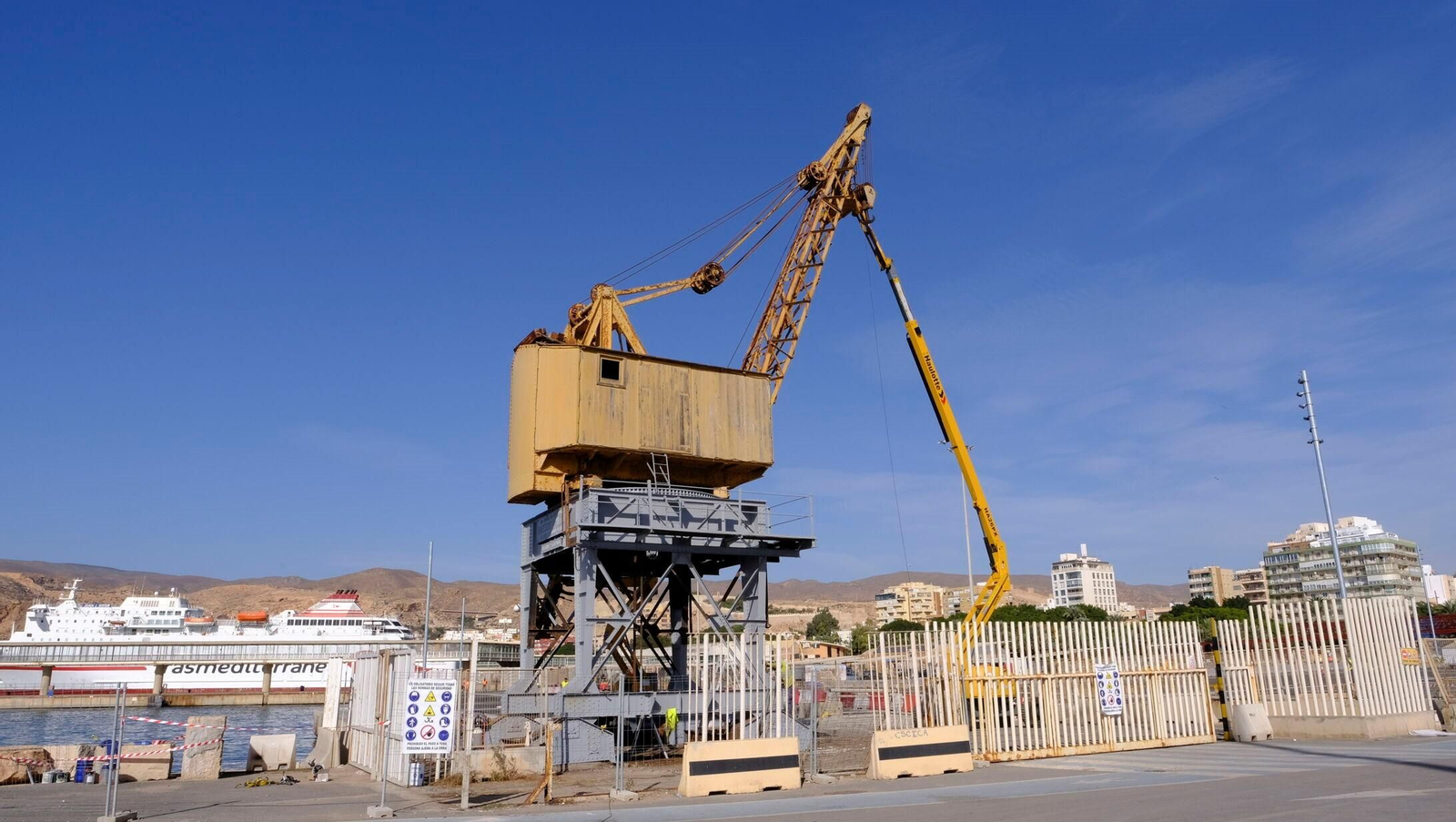 La grúa amarilla del Puerto de Almería en obras de restauración.