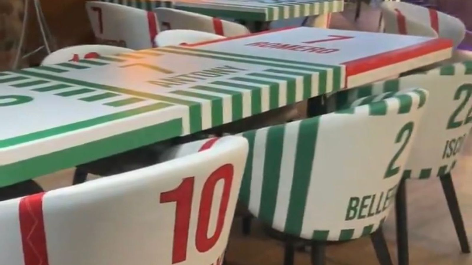 Bar en Tallín con sillas y mesas de Sevilla Fútbol Club y Real Betis Balompié