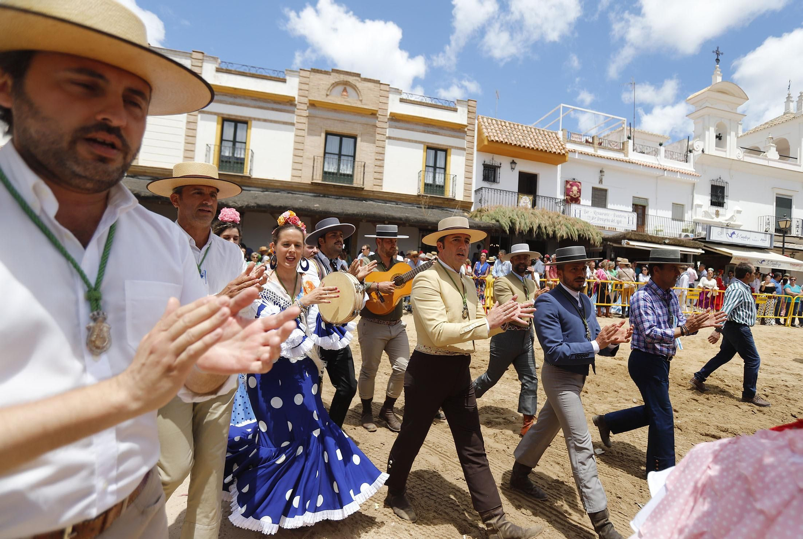 Presentación de la Hermandad de Huelva ante la Blanca Paloma