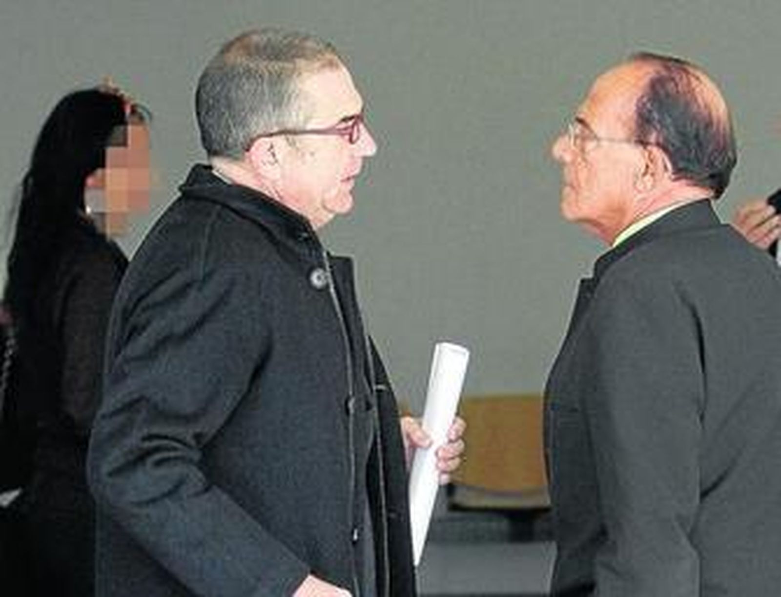 Hernán Díaz Cortés junto a su abogado, Felipe Meléndez, en los juzgados gaditanos hace unos meses.