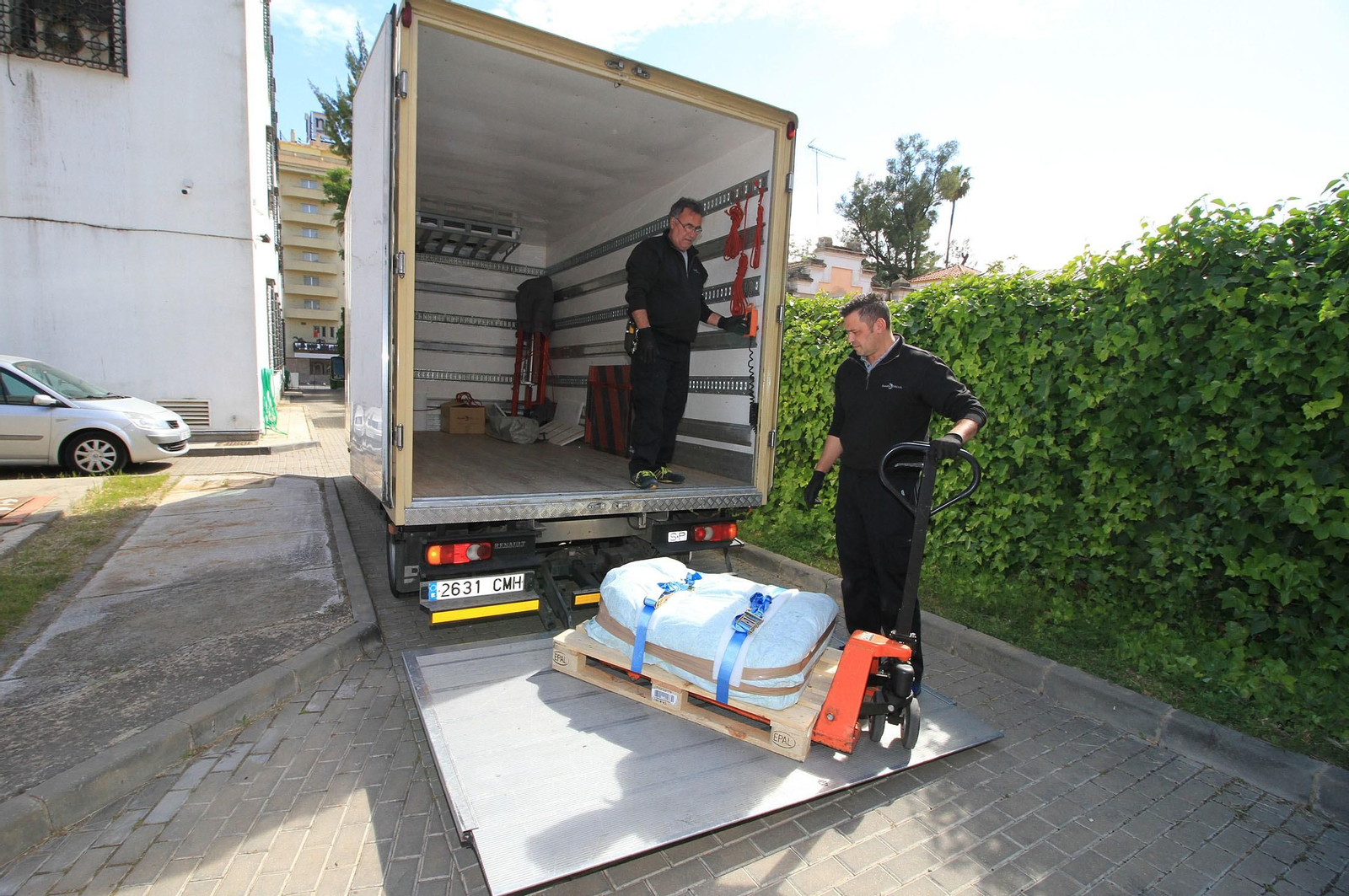 Imágenes de la llegada al museo de Huelva de la estela de cerca de 5.000 años de antigüedad hallada en Cañaveral de León