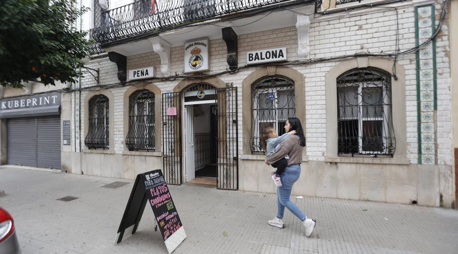 La Peña Balona comparte con sus socios la distinción municipal por su medio siglo de historia