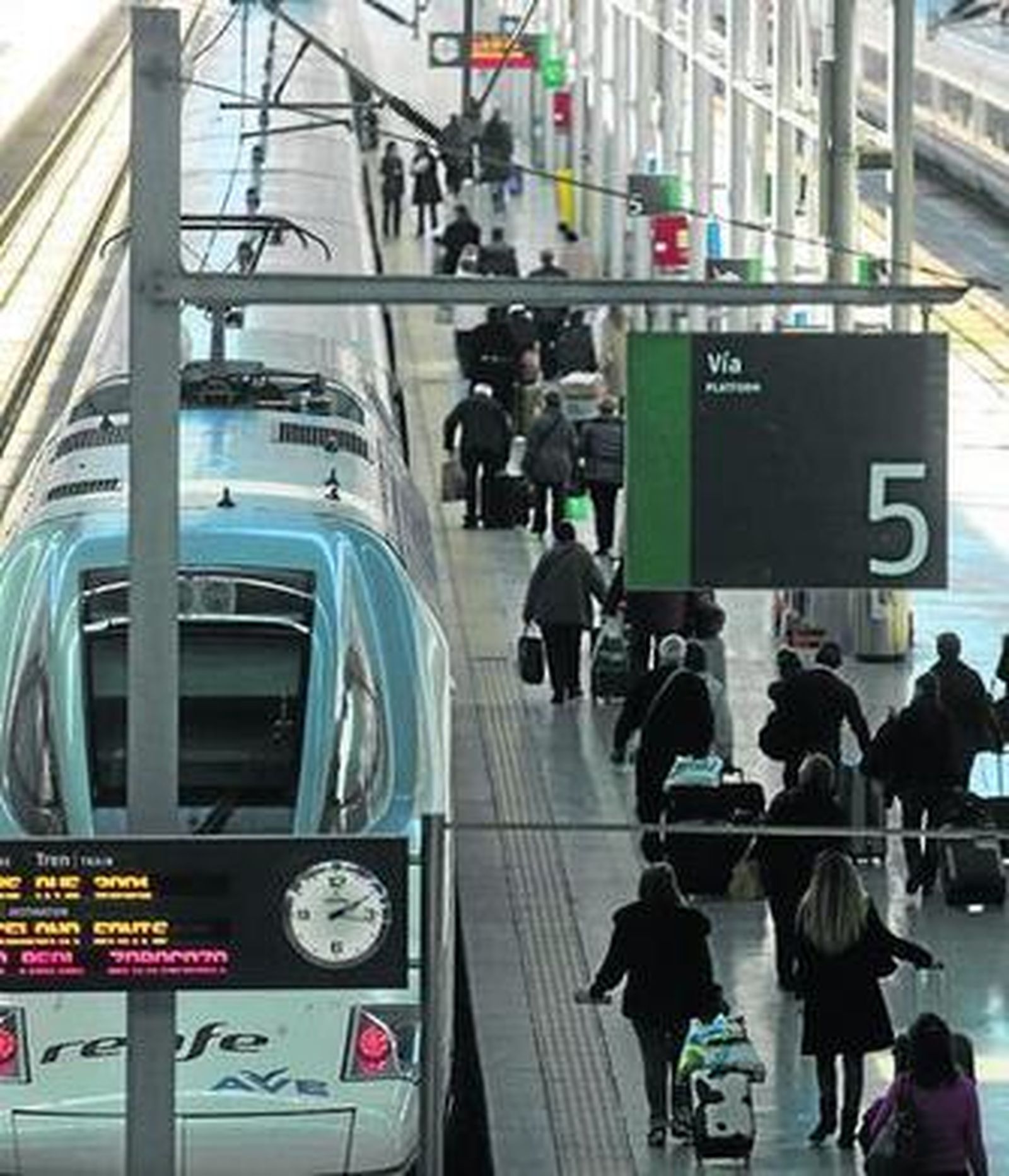 Pasajeros toman el AVE, en la estación de Málaga.