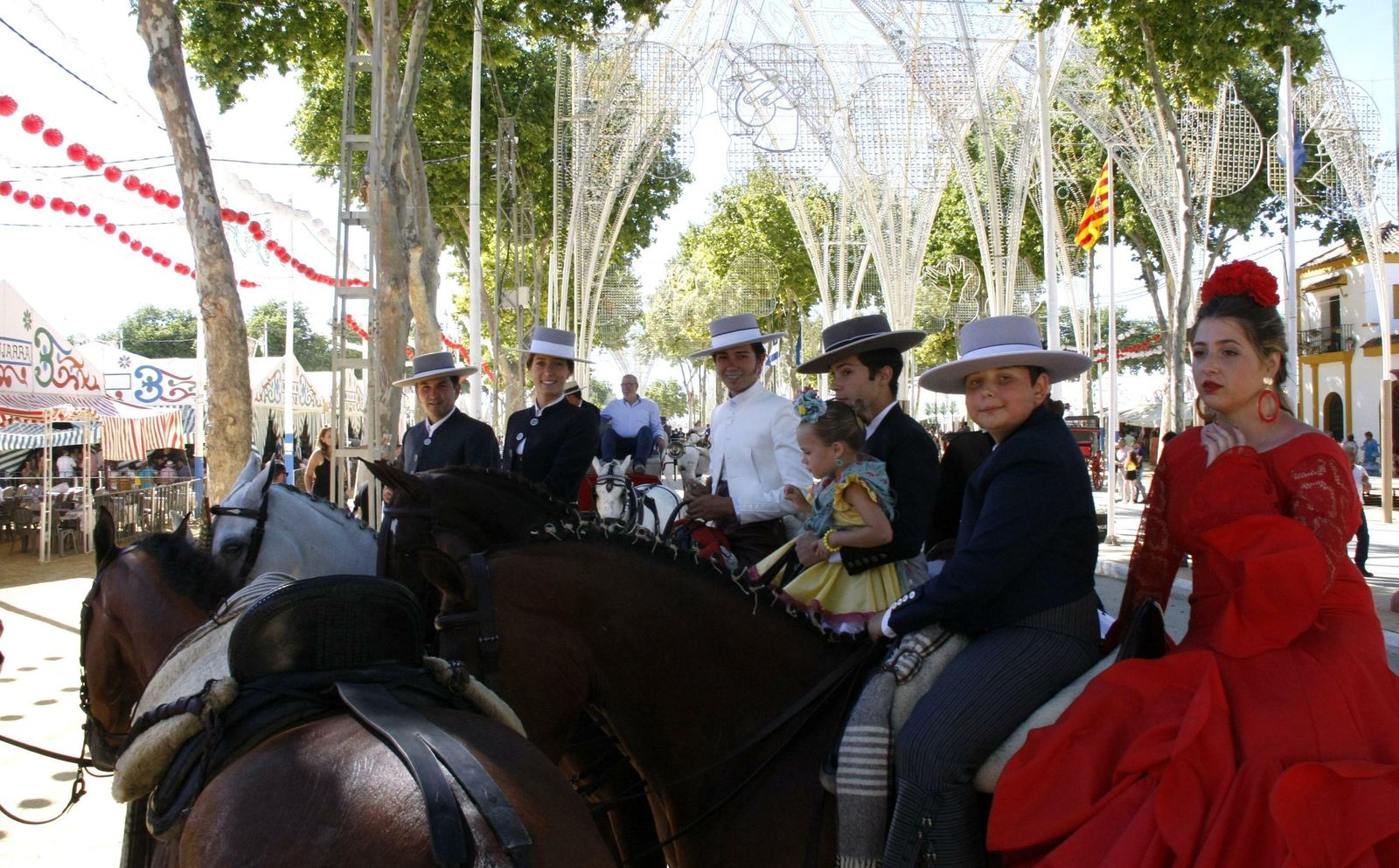 Un  grupo de caballistas, disfrutando del noble arte  ecuestre.