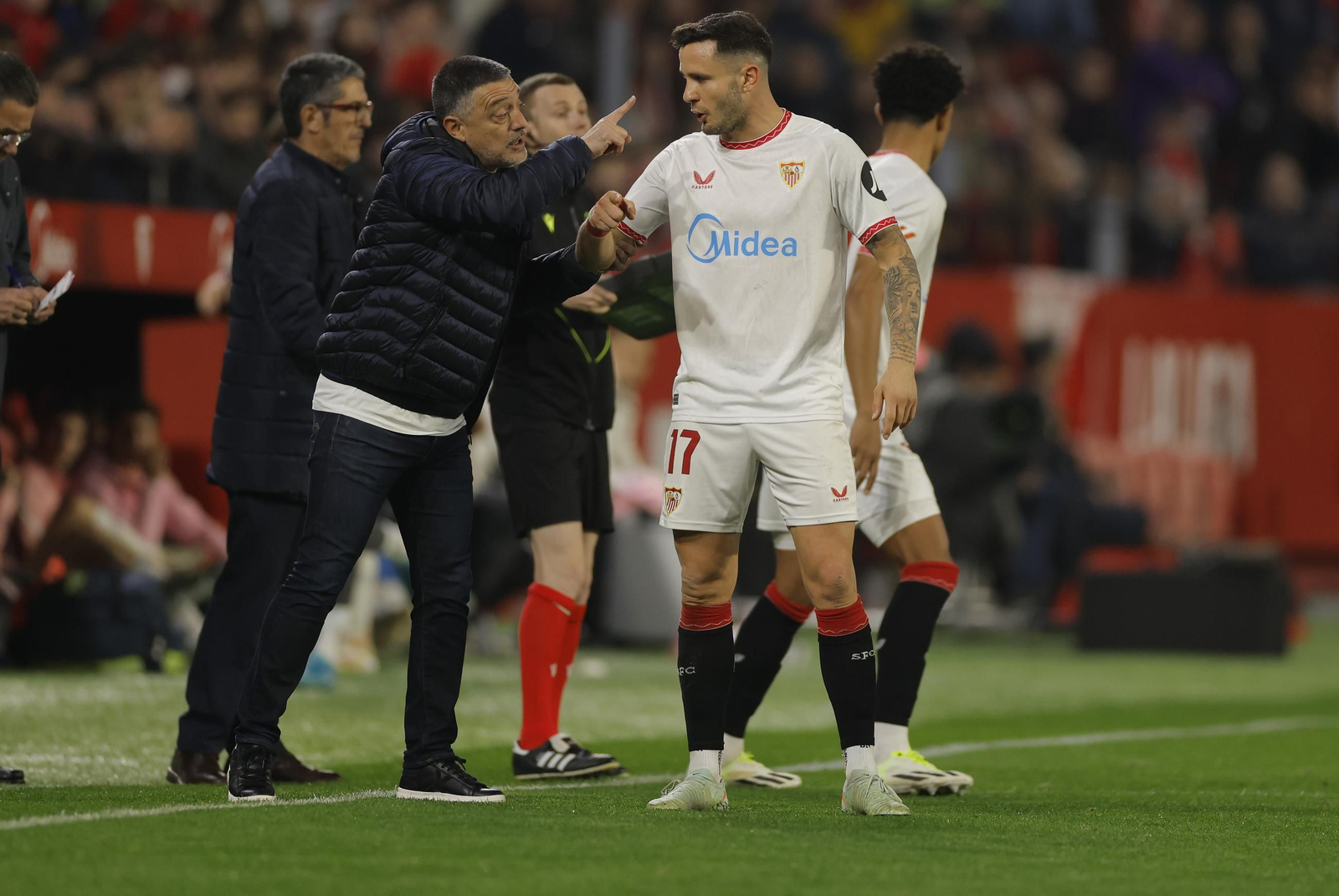 García Pimienta le indica a Saúl que se sitúe de lateral izquierdo (80').