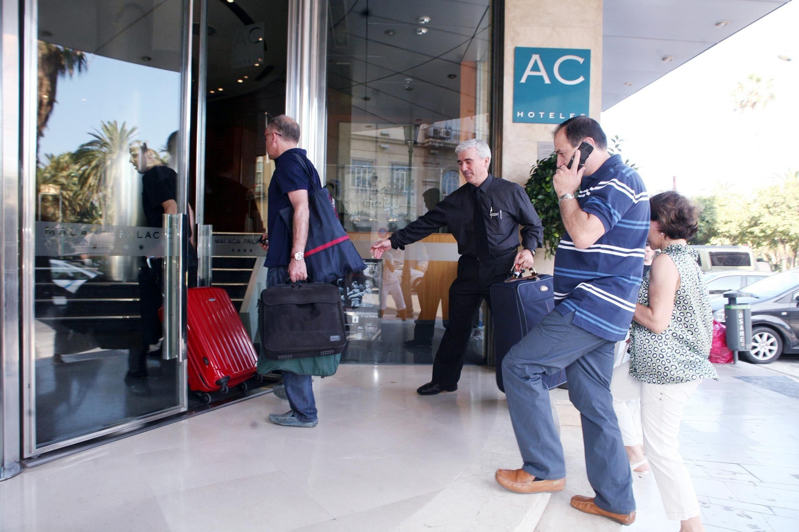 Clientes entrando en un hotel en Málaga. Clientes entrando en un hotel en Málaga.