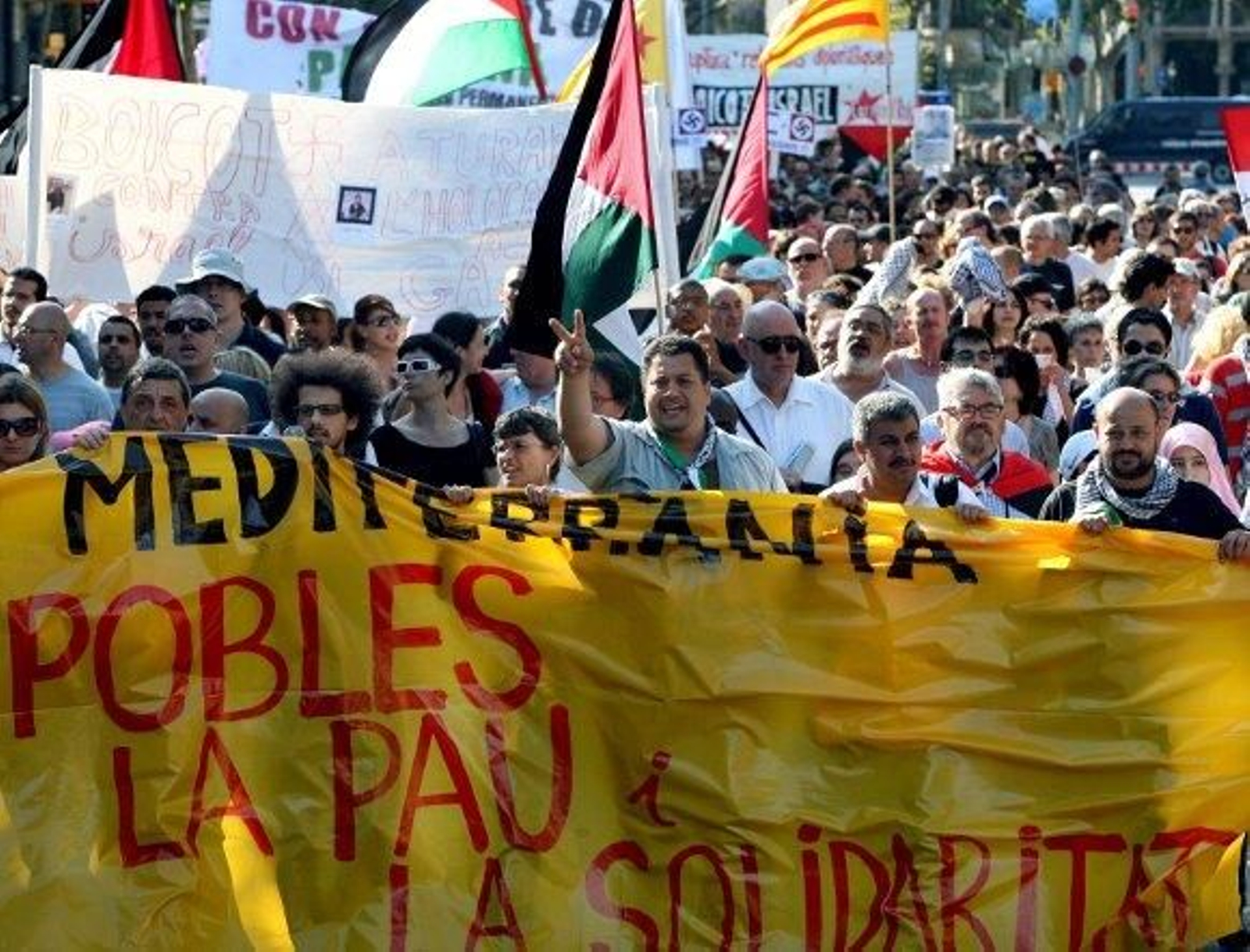 Miles de personas se manifiestan contra el asalto israelí a la flotilla