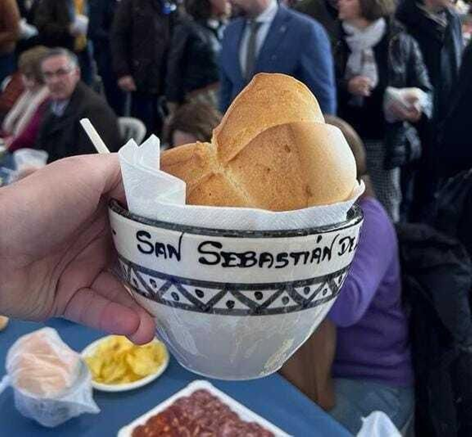 La procesión del patrón y la fiesta del pavo con fideos en San Sebastián de los Ballesteros, en imágenes