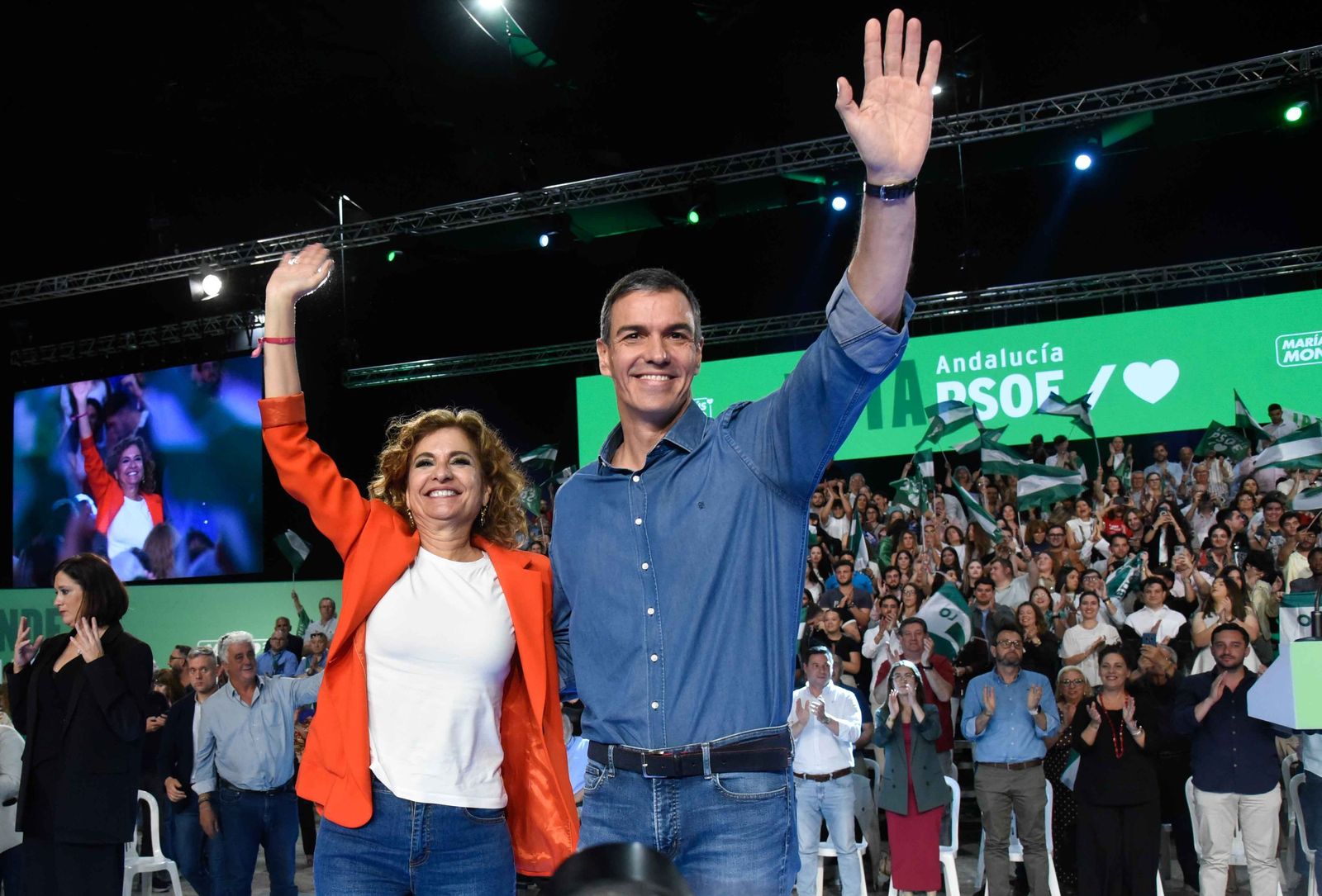 Pedro Sánchez y María Jesús Montero, en el último mitin de la campaña ...