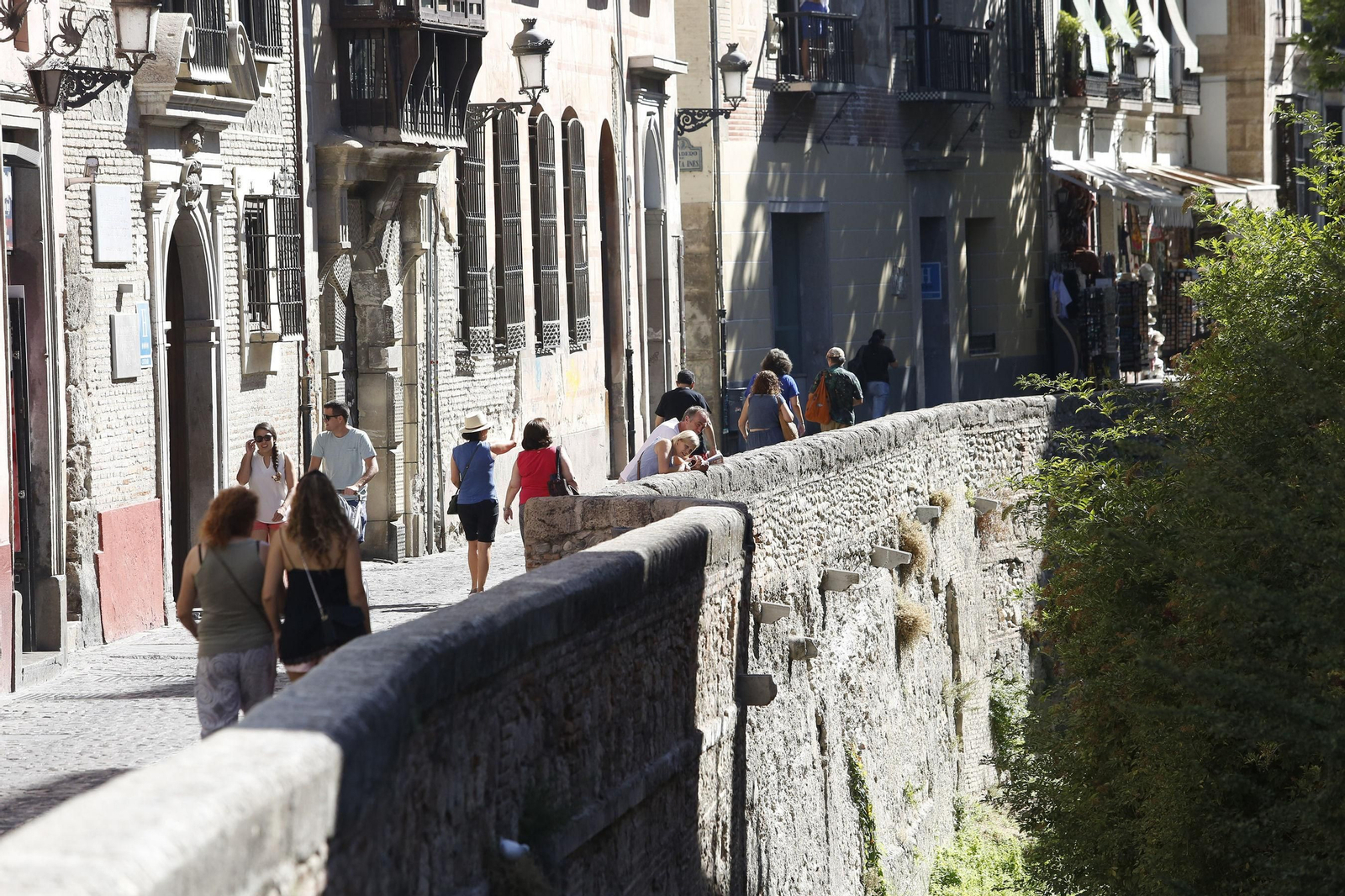 San Juan de Dios, Tablas o Carrera del Darro, las siguientes calles a peatonalizar en Granada