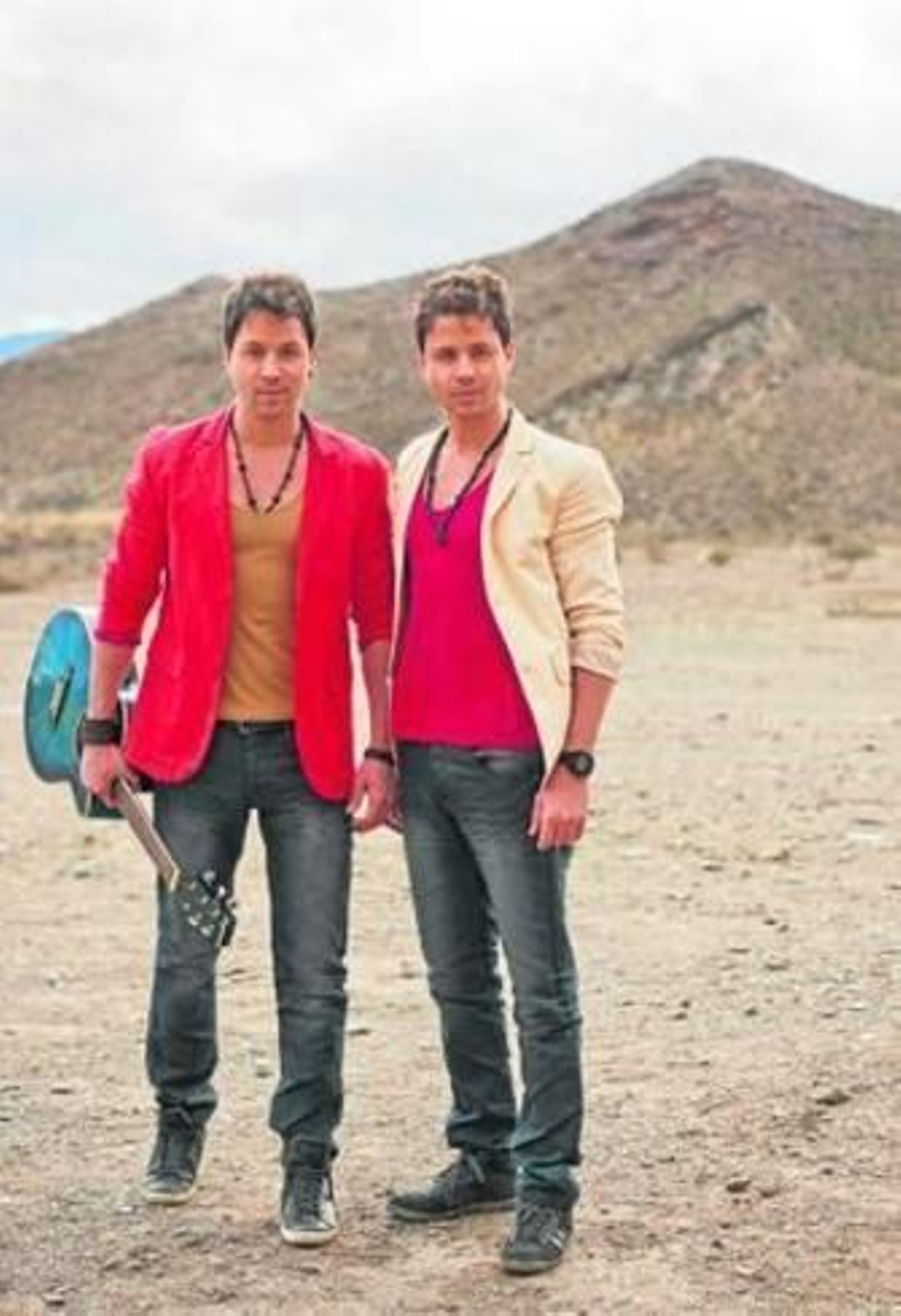 Eddy con su guitarra y Alex en una zona de Sierra Alhamilla.