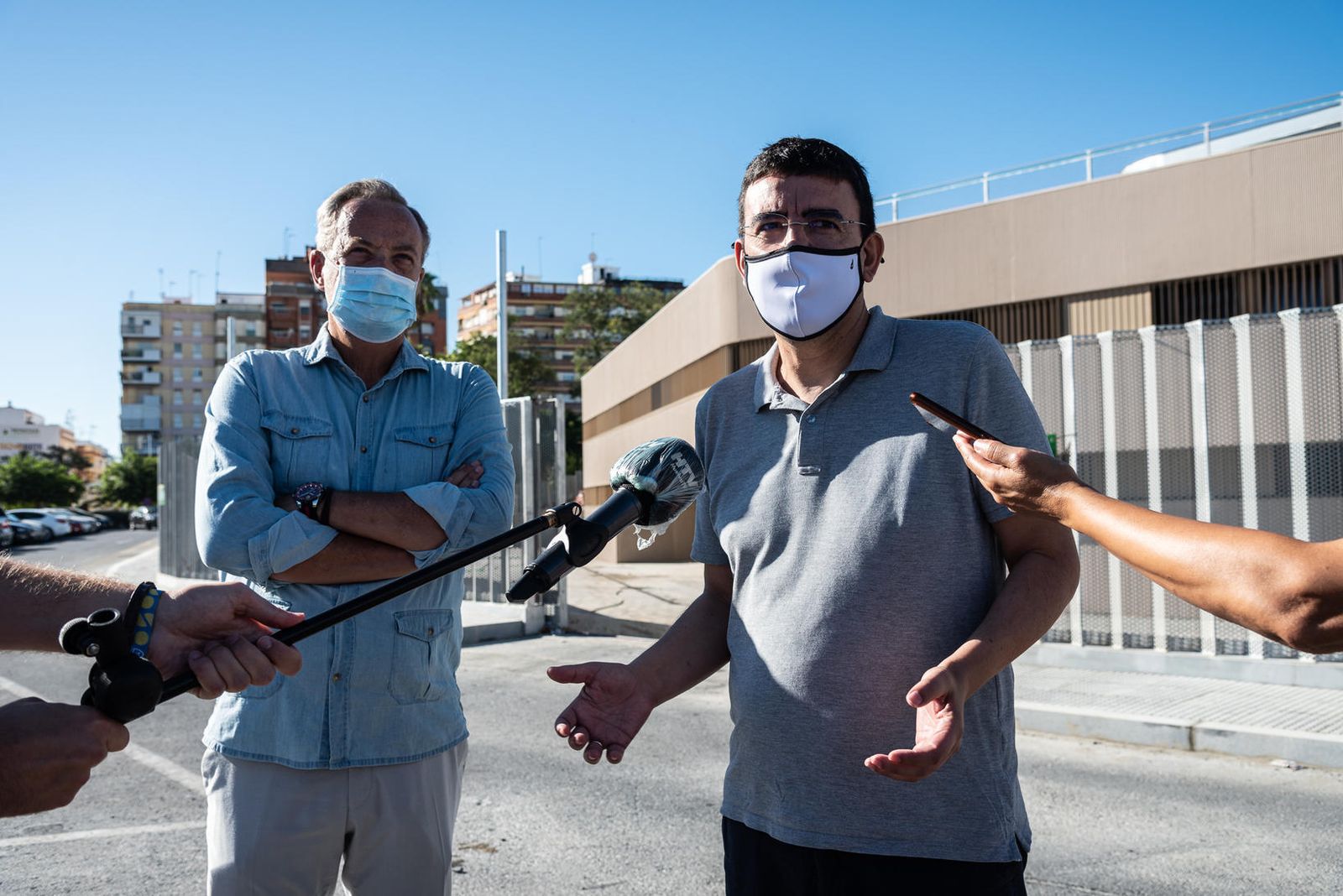 El parlamentario socialista Mario Jiménez, junto al alcalde accidental, Manuel Gómez, ante el centro en obras.
