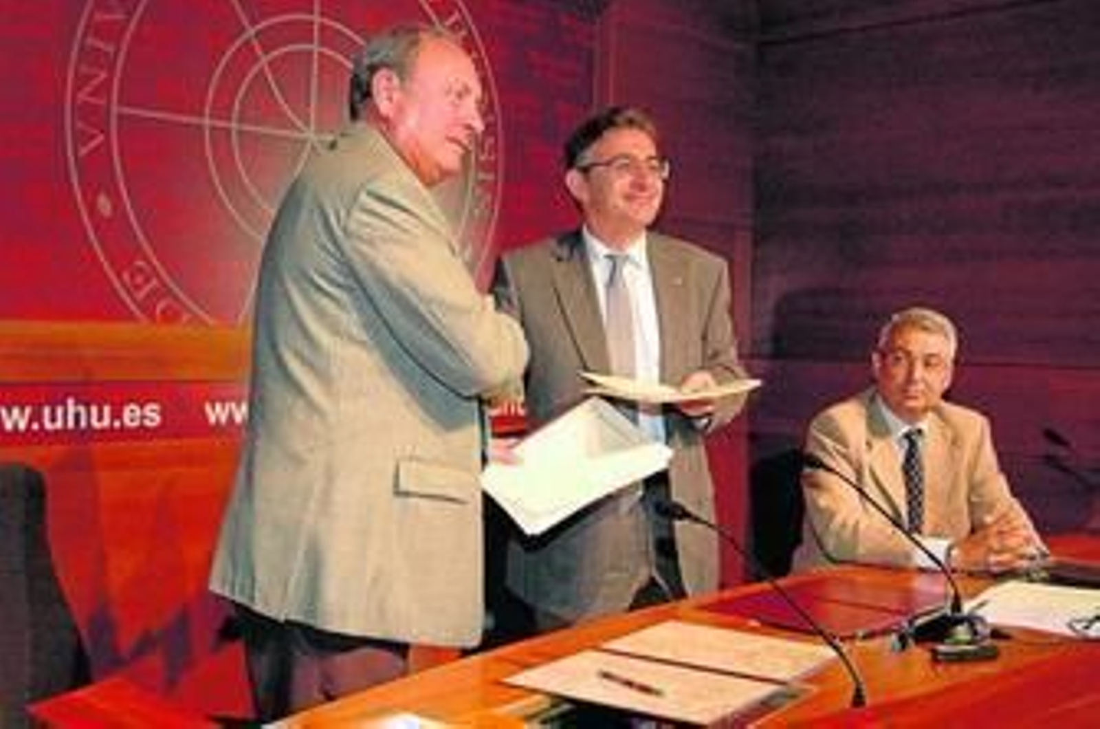 Rafael Martínez-Cañavate -izquierda- saluda a Francisco Ruiz tras la renovación del convenio ante Pedro Pérez.