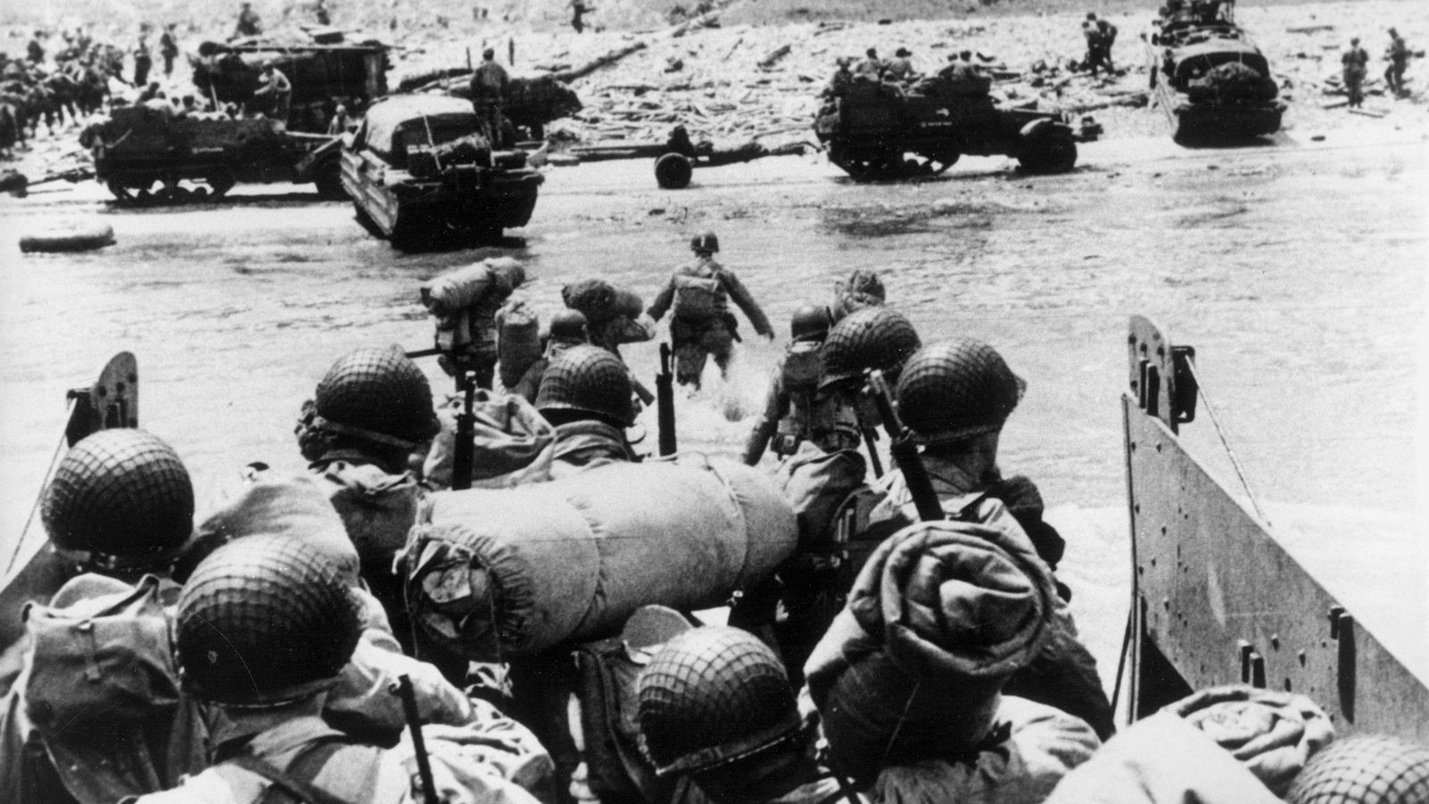 Tropas de asalto norteamericanas desembarcan cerca de la costa de Normandía