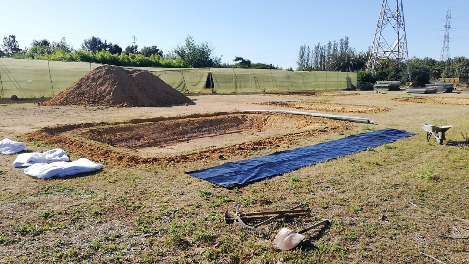 Excavación realizada para instalar una de las charcas en el Parque del Alamillo.