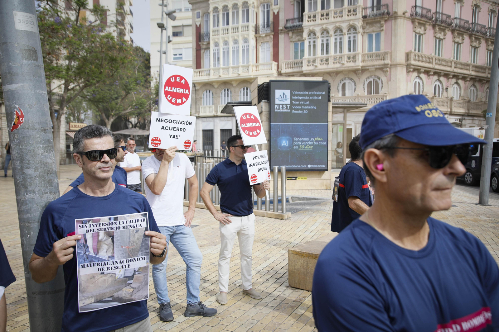 Manifestación de los bomberos quemados de Almería, en imágenes