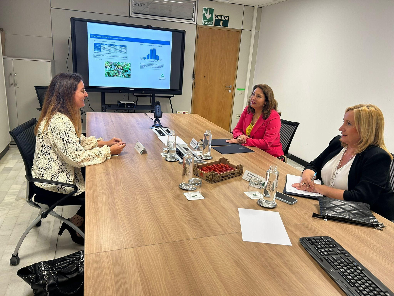 Reunión de la consejera Carmen Crespo con las cadenas de distribución.