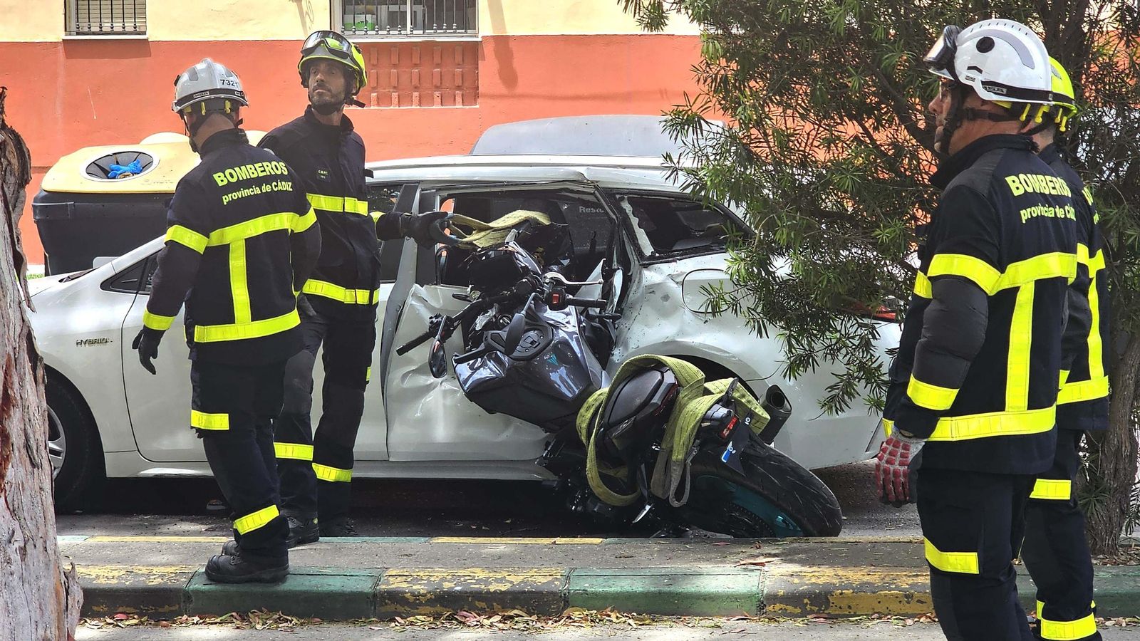 Fotos del accidente de tráfico entre un coche y una moto donde fallece una vecina de Los Barrios