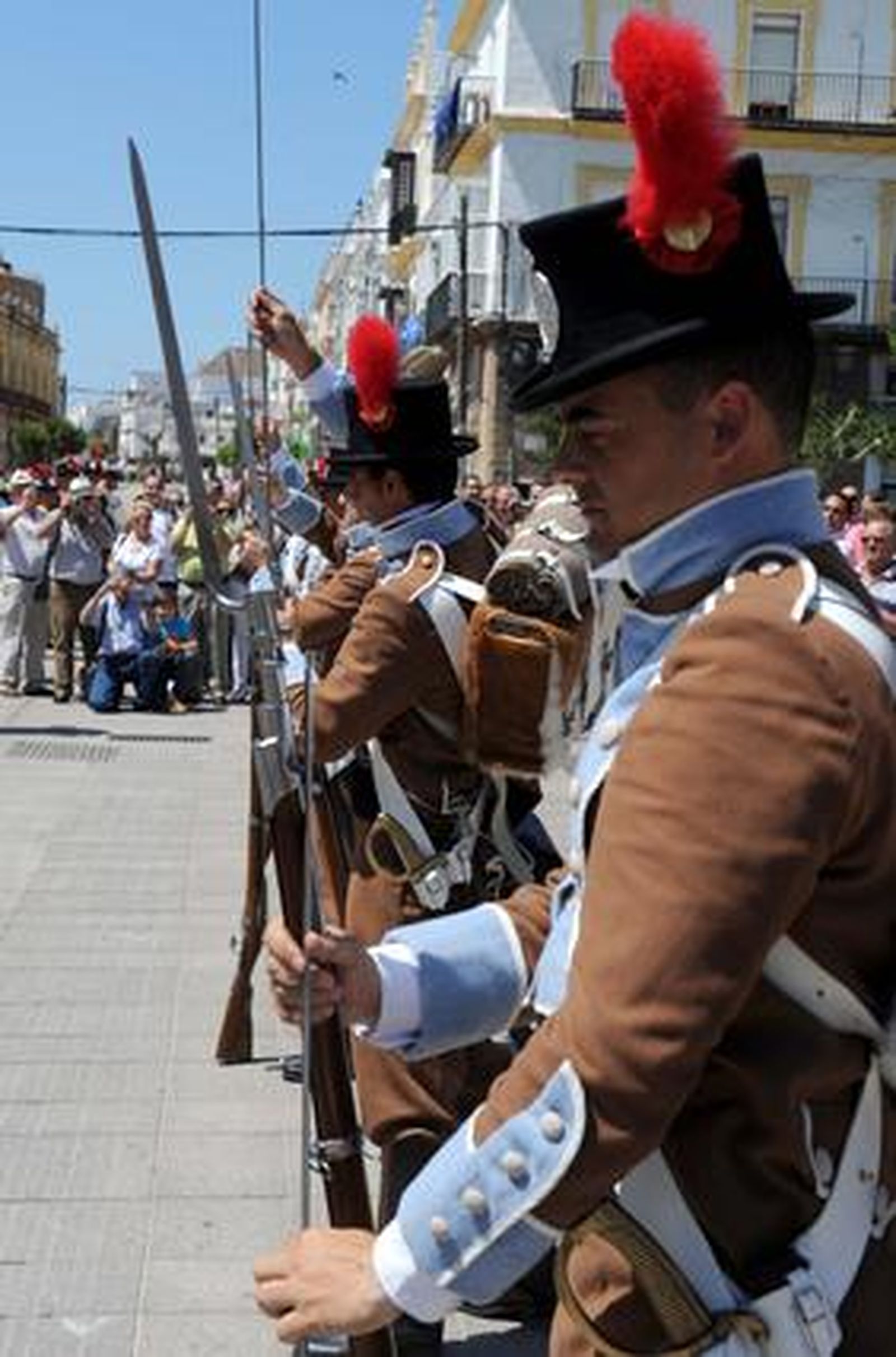 Unas 200 personas participan en el desfile de presentación del pendón de Fernando VII, recuperado para el Diez, ataviados con uniformes históricos.

Foto: Elias Pimentel