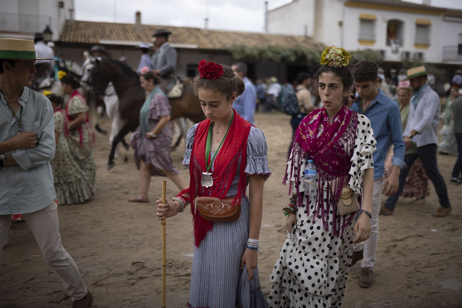 El Rocío 2023: Imágenes de ambiente en la aldea durante la presentación de las Hermandades