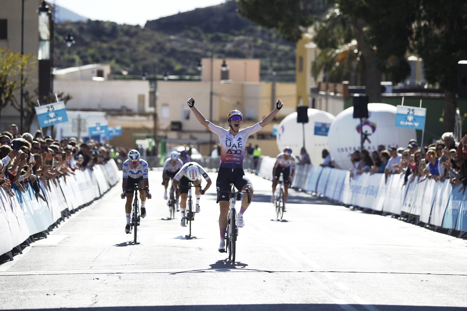 La ciclista italiana estira los brazos cruzando la línea de meta después de imponerse en tierras almerienses.