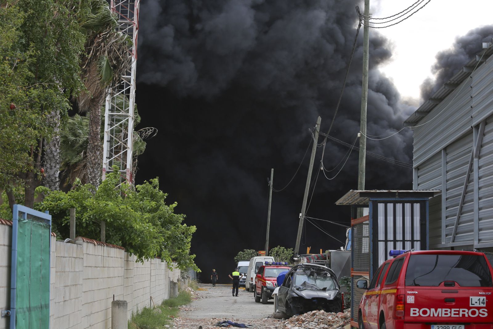 Fotos del incendio de varios vehículos en un aparcamiento de caravanas del polígono Guadalhorce