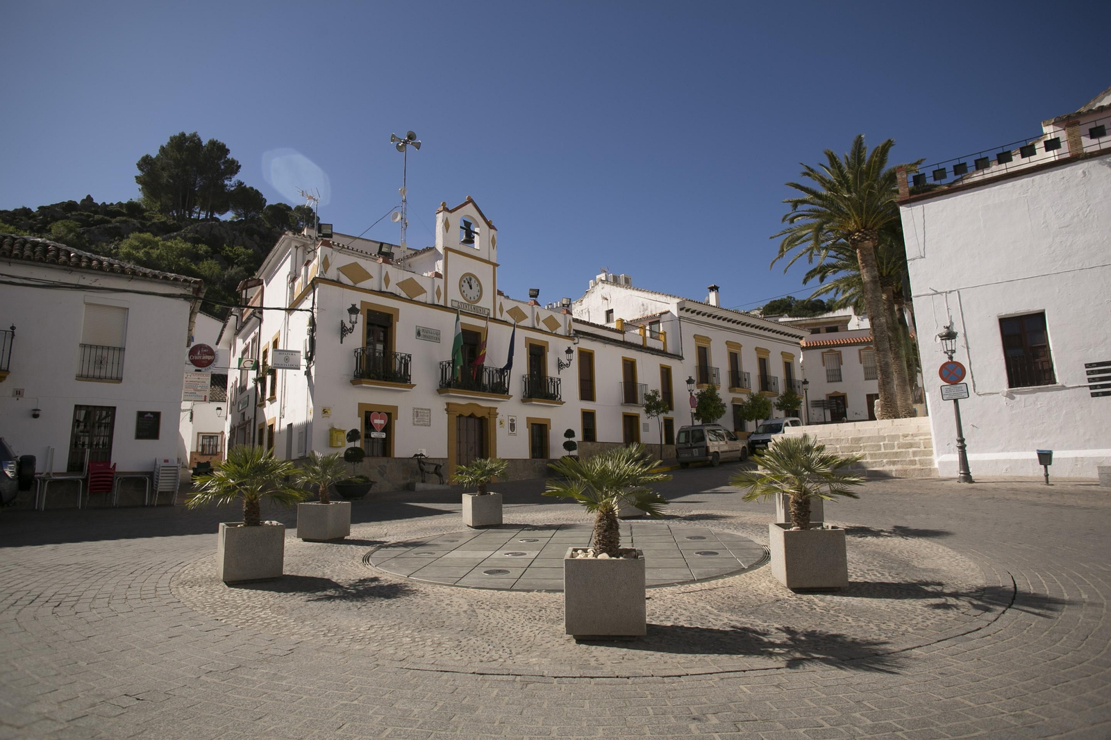 Plaza principal totalmente desierta y sin rastro de los vecinos que suelen frecuentarla.