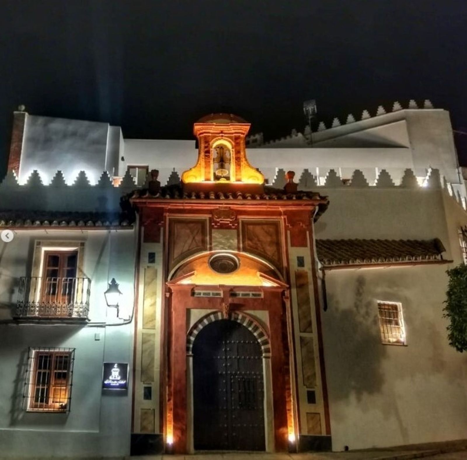 La fastuosa portada principal de La Ermita Suites da a la conocida Plaza de Abades