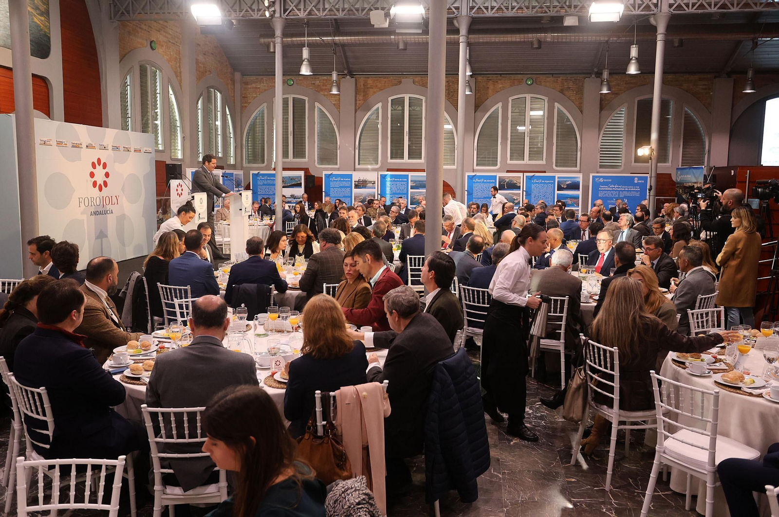 Imágenes del desayuno-coloquio con Jorge Paradela en el Foro Joly Andalucía celebrado en Huelva