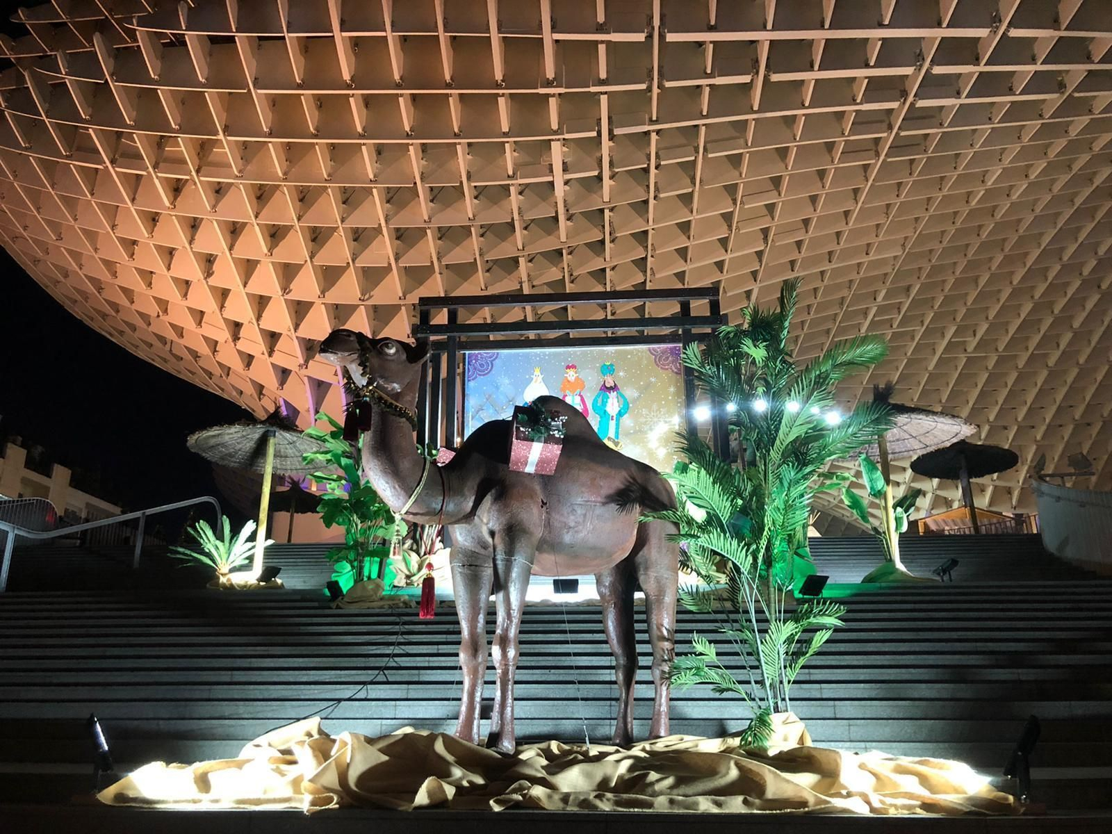 Camello de los Reyes Magos que recibe a los visitantes de la Ciudad de Oriente en las 'setas'.
