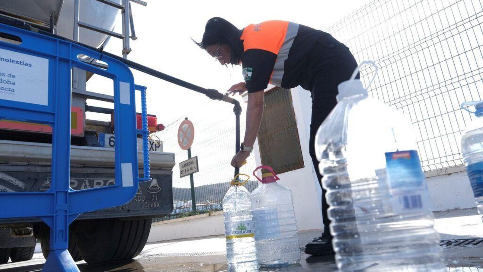Reparto de agua potable en Espiel.
