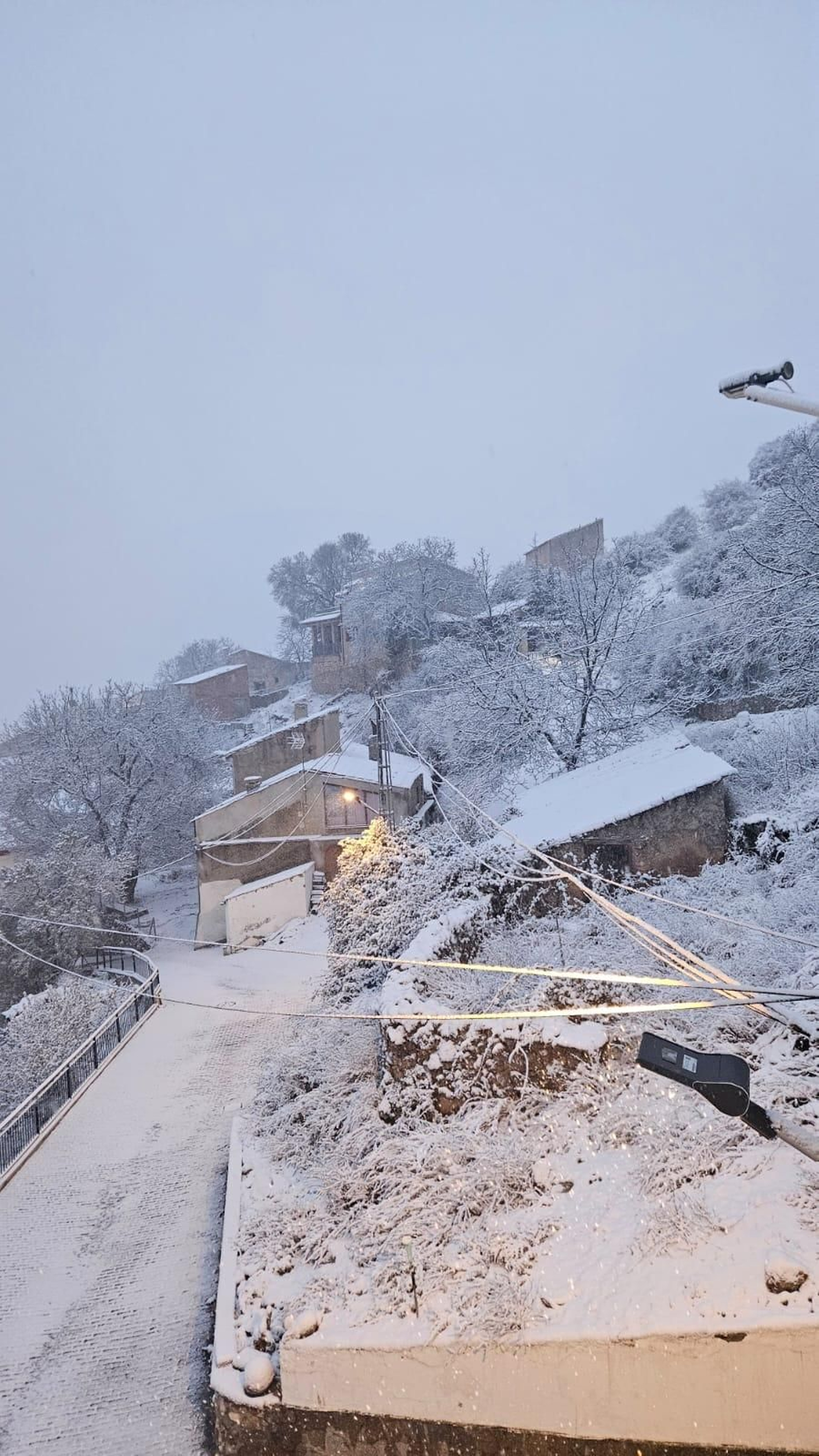 La primera nevada invernal tiñe de blanco al municipio de Santiago-Pontones
